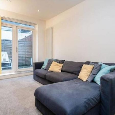 Contemporary 3 Bed Apartment In Hendon Central. Екстериор снимка
