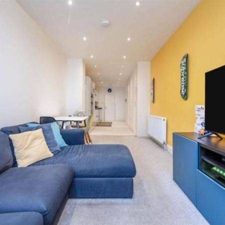 Contemporary 3 Bed Apartment In Hendon Central. Екстериор снимка