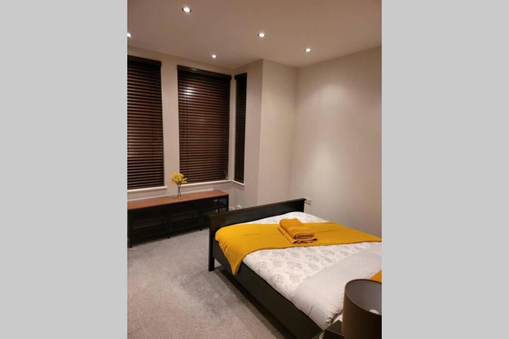 Contemporary 3 Bed Apartment In Hendon Central. Екстериор снимка