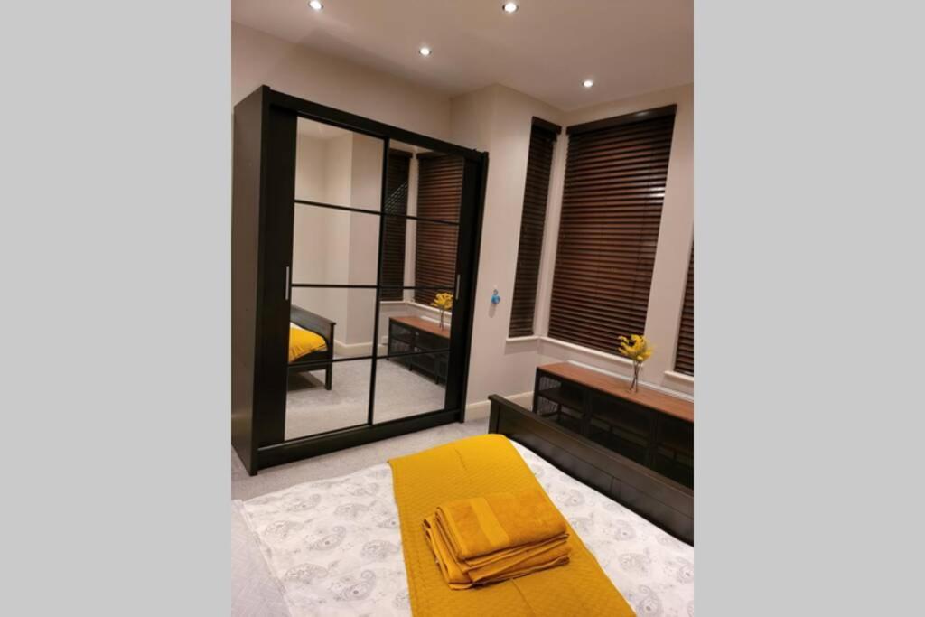 Contemporary 3 Bed Apartment In Hendon Central. Екстериор снимка