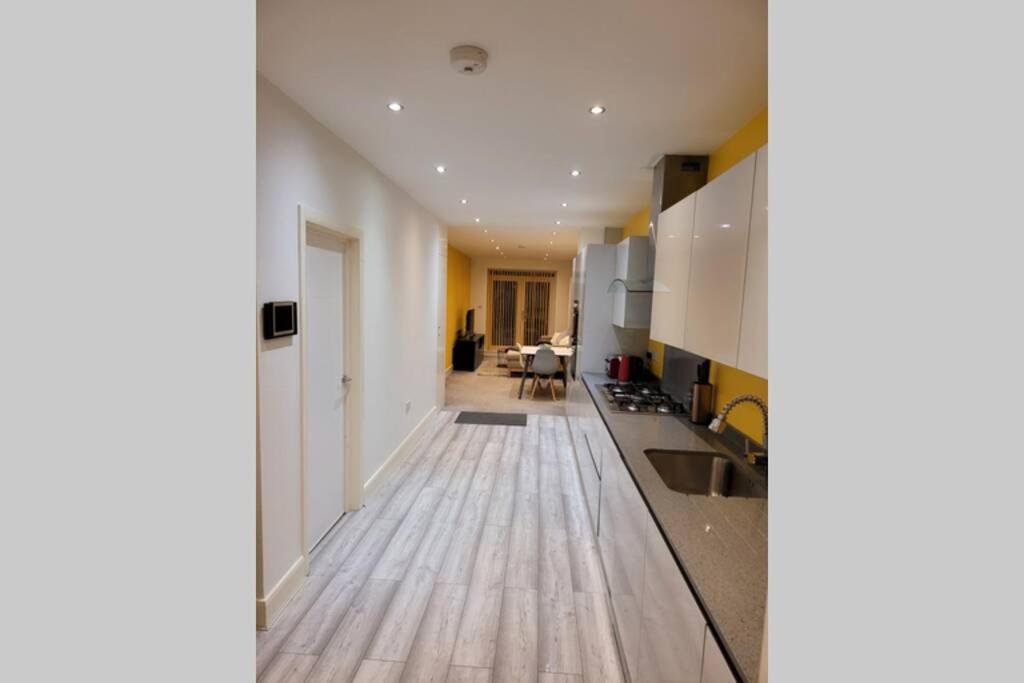 Contemporary 3 Bed Apartment In Hendon Central. Екстериор снимка